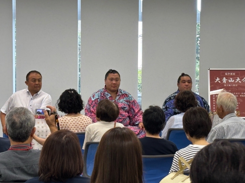 令和7年7月11日市民交流の様子（中央が大青山関）