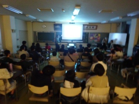 天体の動きについての談話を聞く参加者たちの様子