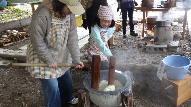餅つきをする親子の様子