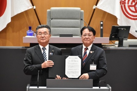 写真：岡崎市長と岡崎市議会議長