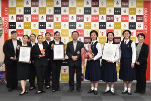 光ヶ丘女子高等学校ダンス部、岡崎女子大学・岡崎女子短期大学ダンス部が市長を訪問しました。